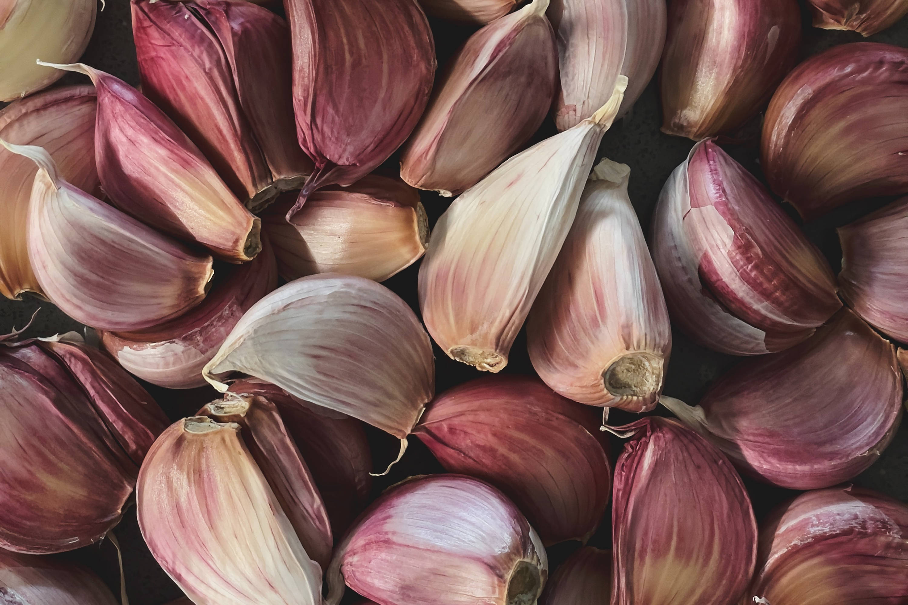Garlic cloves. Photo: Joe Green / Unsplash.